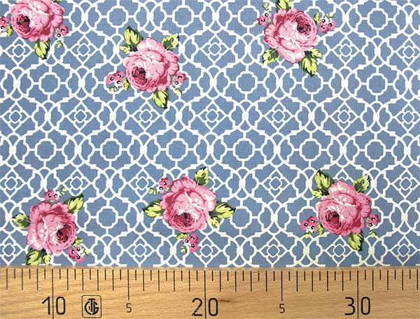 Ткань Gütermann Fenton House (голубой/розовая роза на ажурном рисунке) undefined