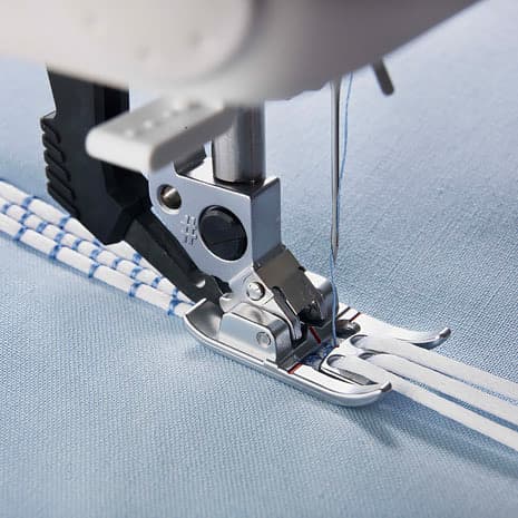 Лапка с тремя отверстиями для пришивания шнуров IDT undefined