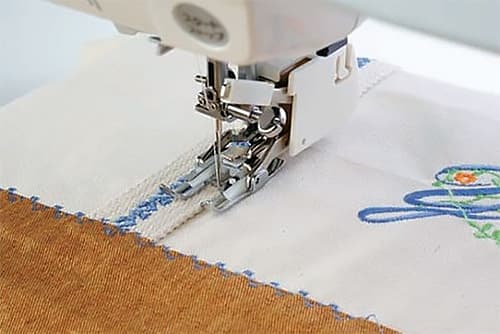 Верхний транспортер с открытой лапкой и направителем для машин с горизонтальным челноком* undefined