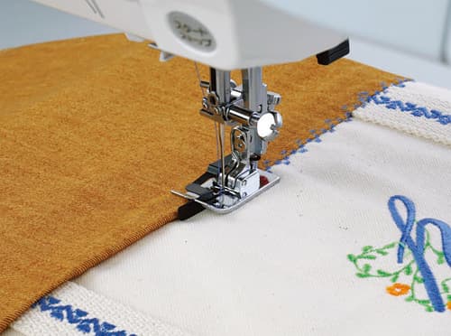 Лапка для шитья "в раскол" с центральной направляющей для машин с горизонтальным челноком undefined