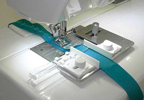 Приспособление для вышивки на ленте или тесьме для машин с горизонтальным челноком undefined